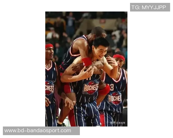 姚明与篮网新秀杰明同框合影引发热议谁能在巨人面前不变矮人